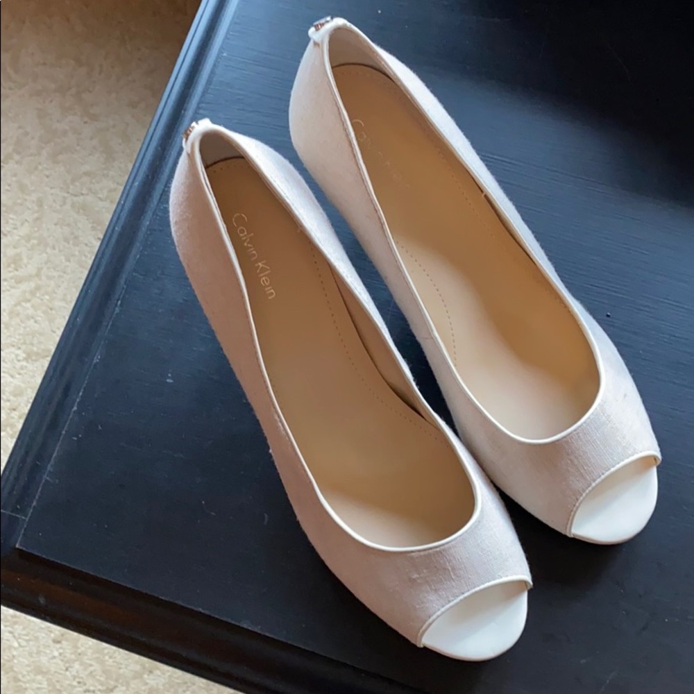 Peep toe pumps